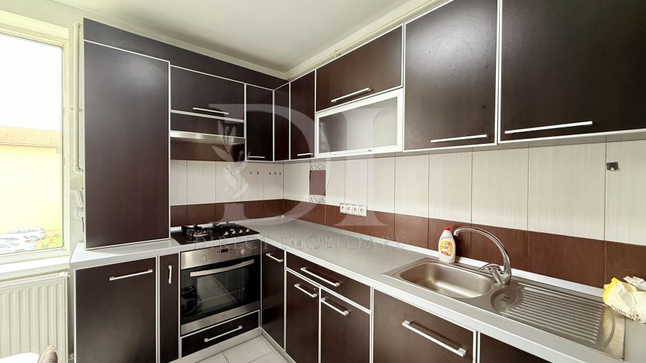 Apartament cu 3 camere decomandate / etaj intermediar - Poză 1