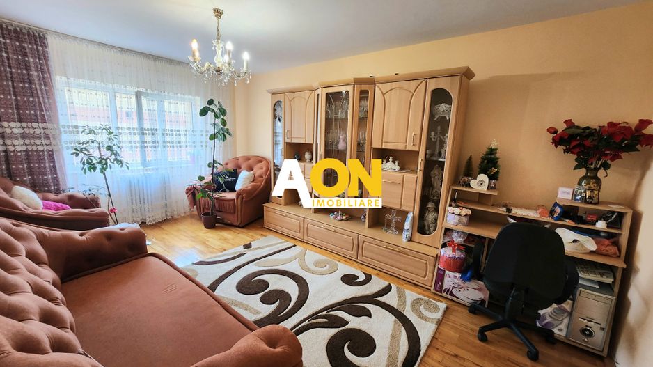 De vanzare apartament 3 camere, zona Cetate - Poză 1
