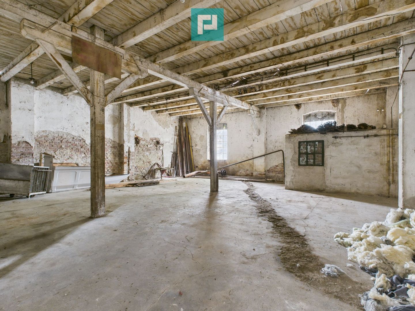 Spațiu versatil de 300 mp în Periam - Poză 1