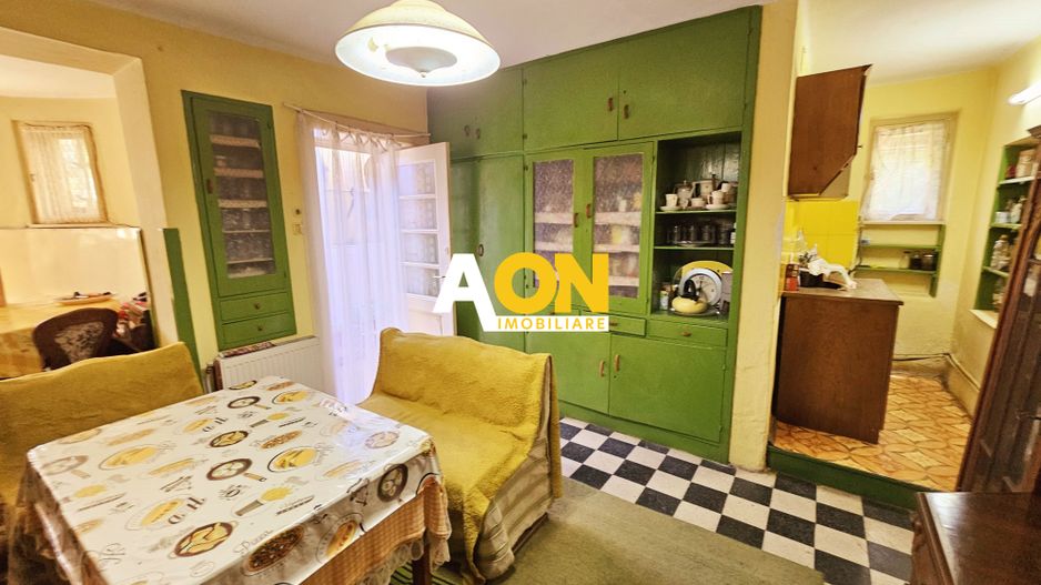 Casa situata in imediata apropiere a Cetatii - Poză 17