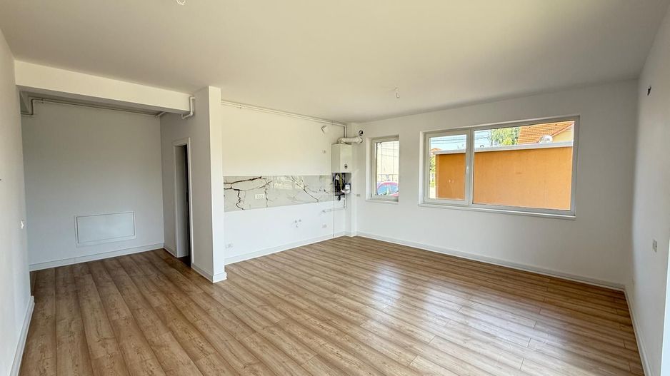 Bloc finalizat. Gradina proprie. Drum asfaltat. Loc de parcare. - Poză 2