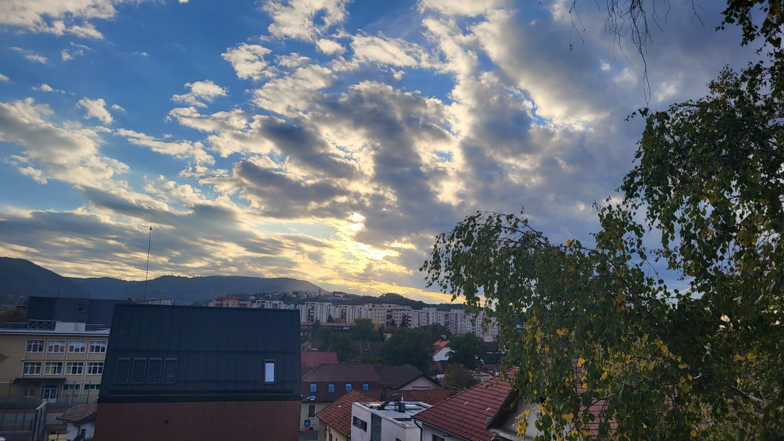 Centru Civic,  apartament spatios, cu pivniță,  garaj si priveliste frumoasă - Poză 2