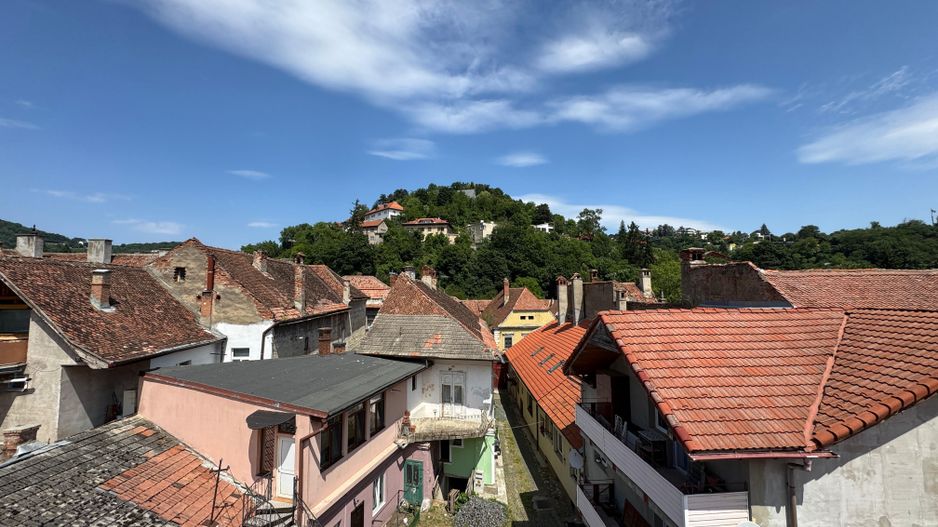 Casă în centrul istoric al Brașovului – 2 intrări, curte comună - Poză 25