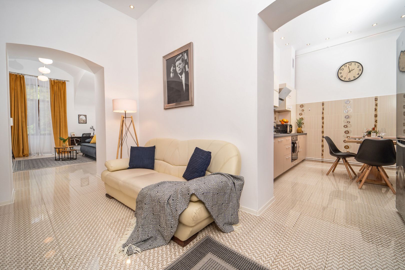 Apartament renovat in cladire istoric zona Unirii - Poză 3