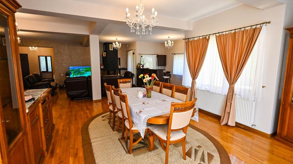 Vila cu 1.500 mp teren, gradina amenajata, linistita zonare,  Halchiu, Brasov - Poză 2