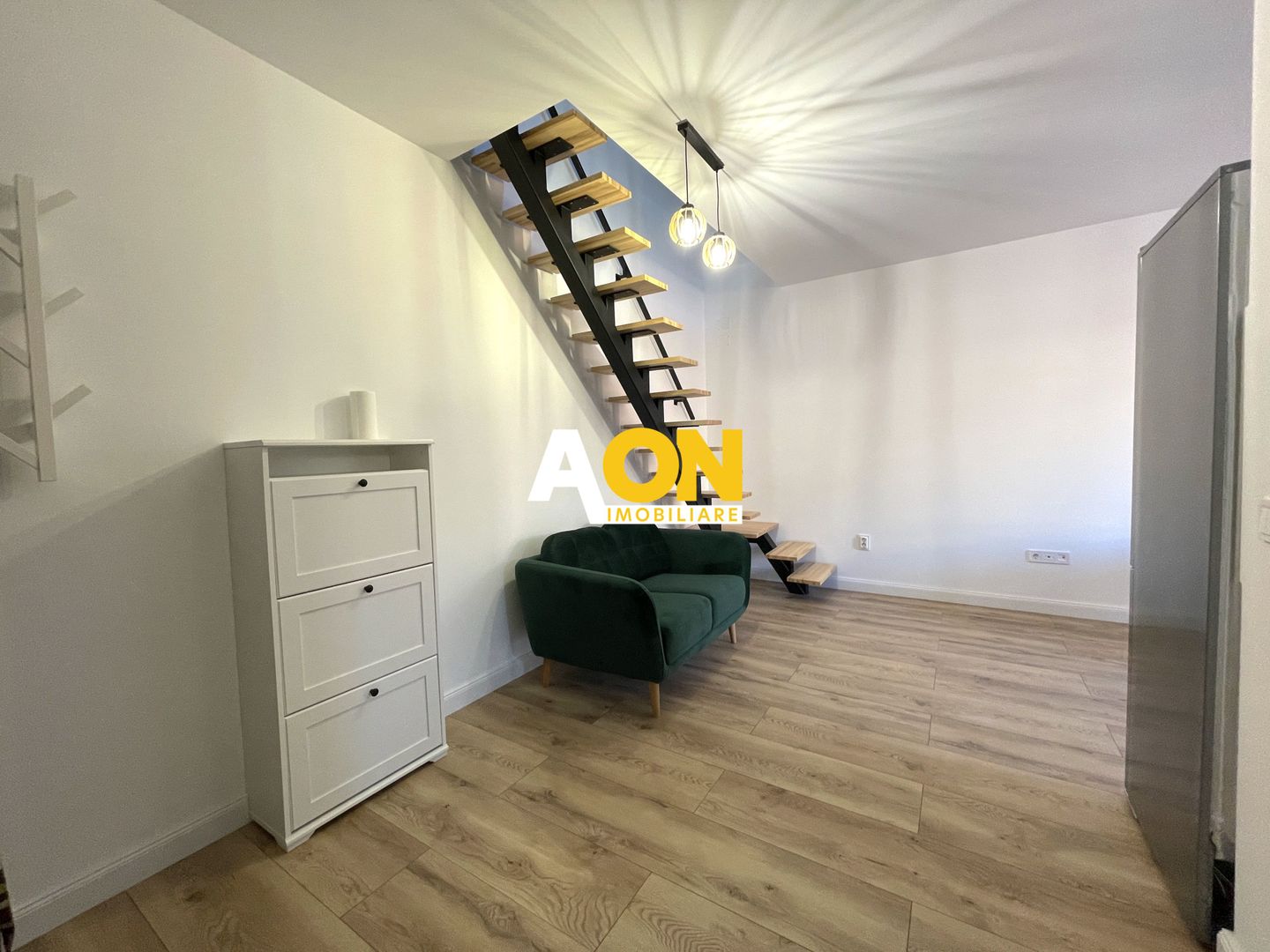 Apartament cu 3 camere, balcon si scara interioara - Poză 5