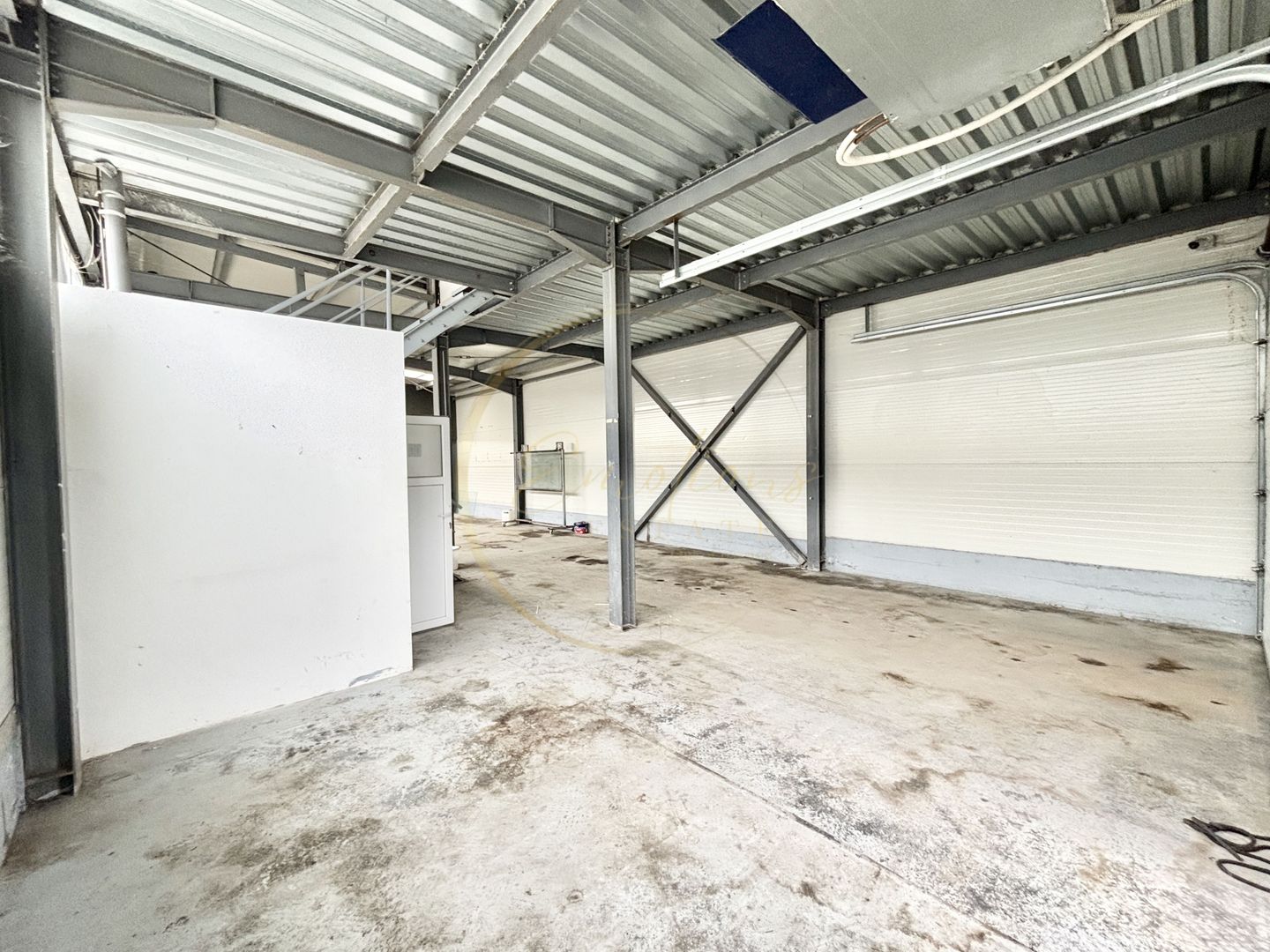 Hala nouă de închiriat — 310 mp utili, vizibilitate excelentă, dotări premium - Poză 2