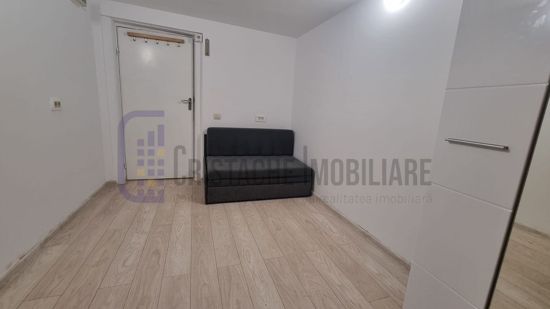 Studio 15 m², situat la mezaninul unei vile interbelice - Poză 3