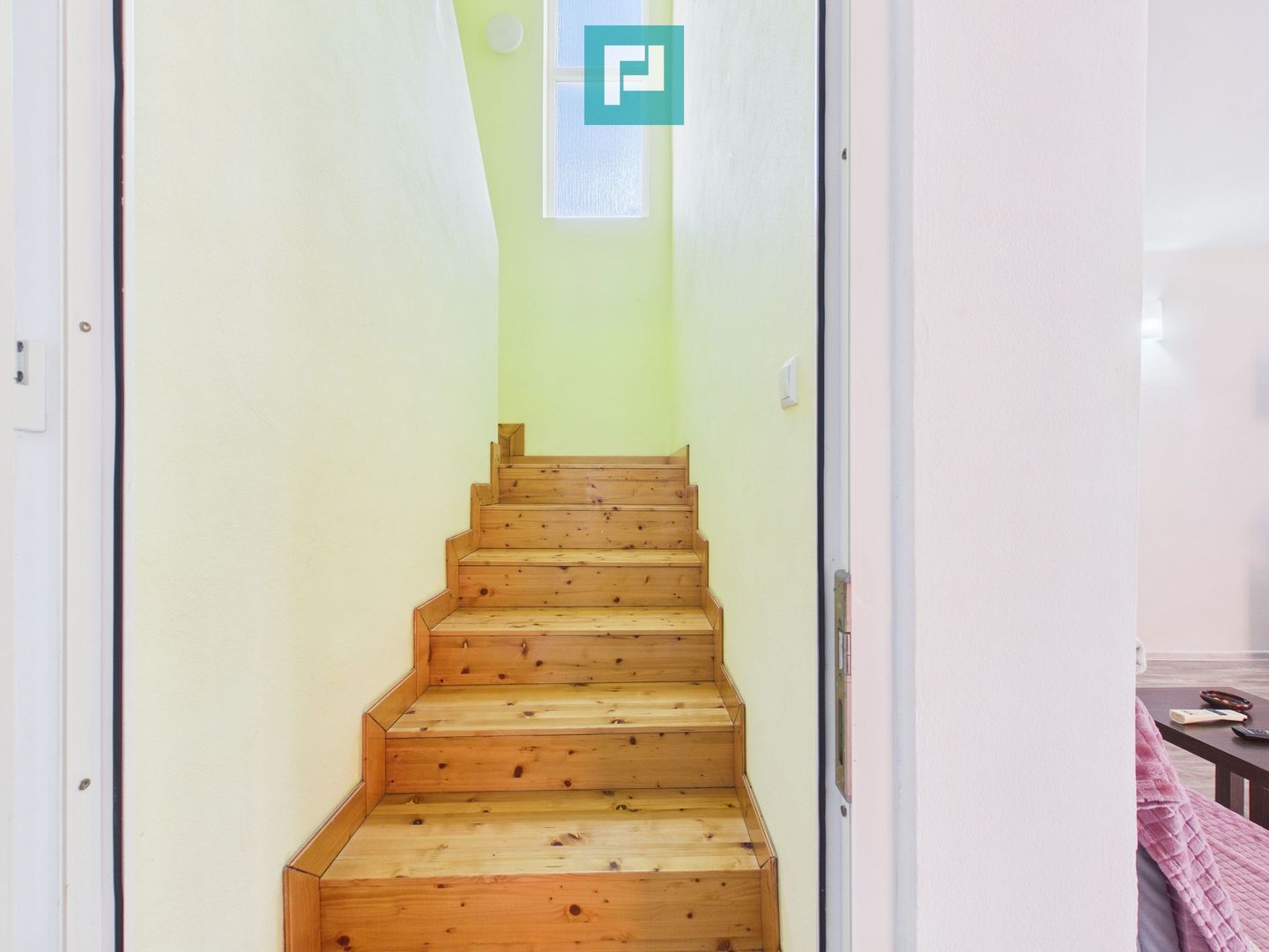 Casă cu 7 camere și teren generos în Șofronea - Poză 10