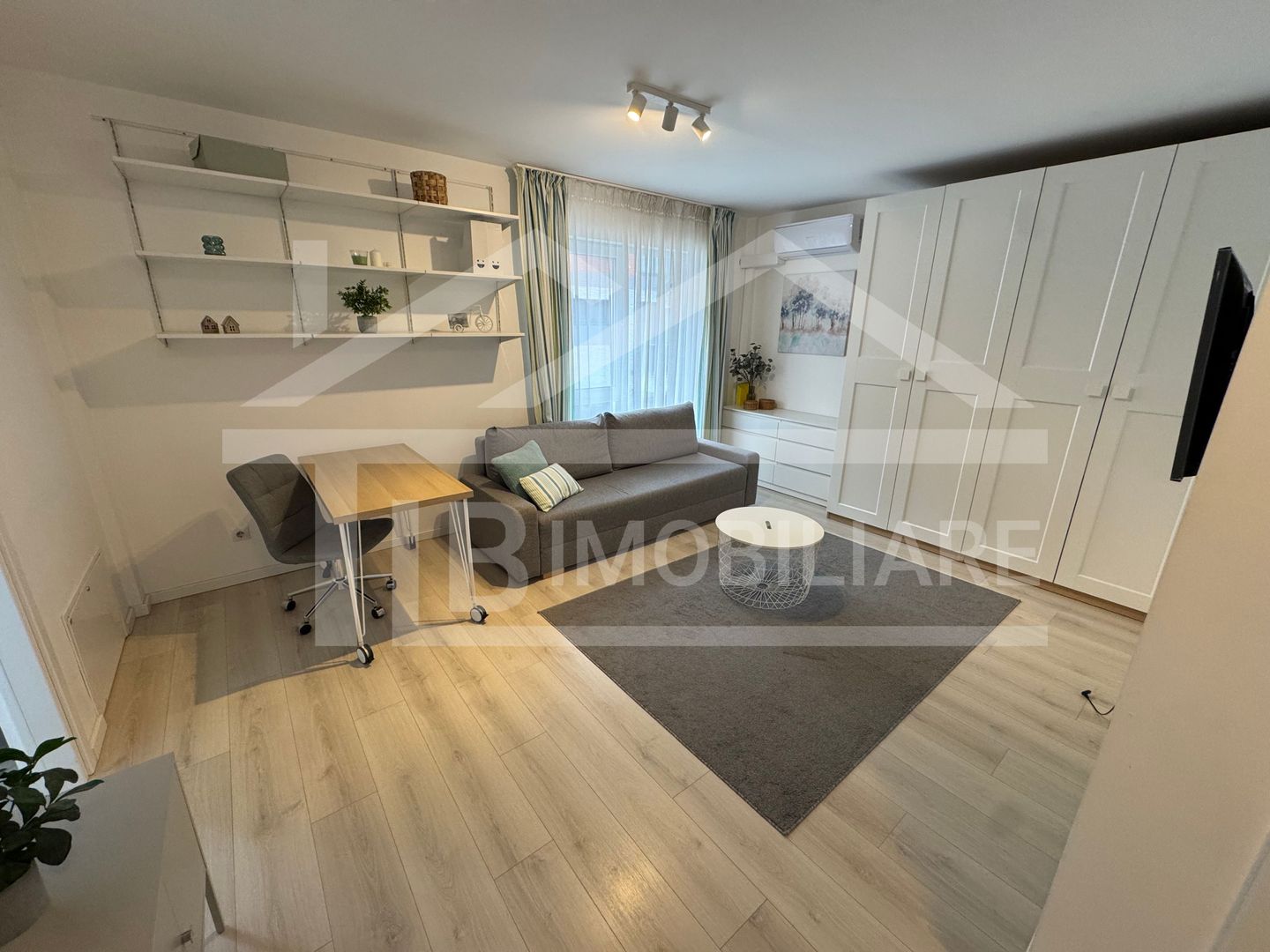 Apartament cu o camerea, 37mp, garaj , Zona Crinului Residence - Poză 1