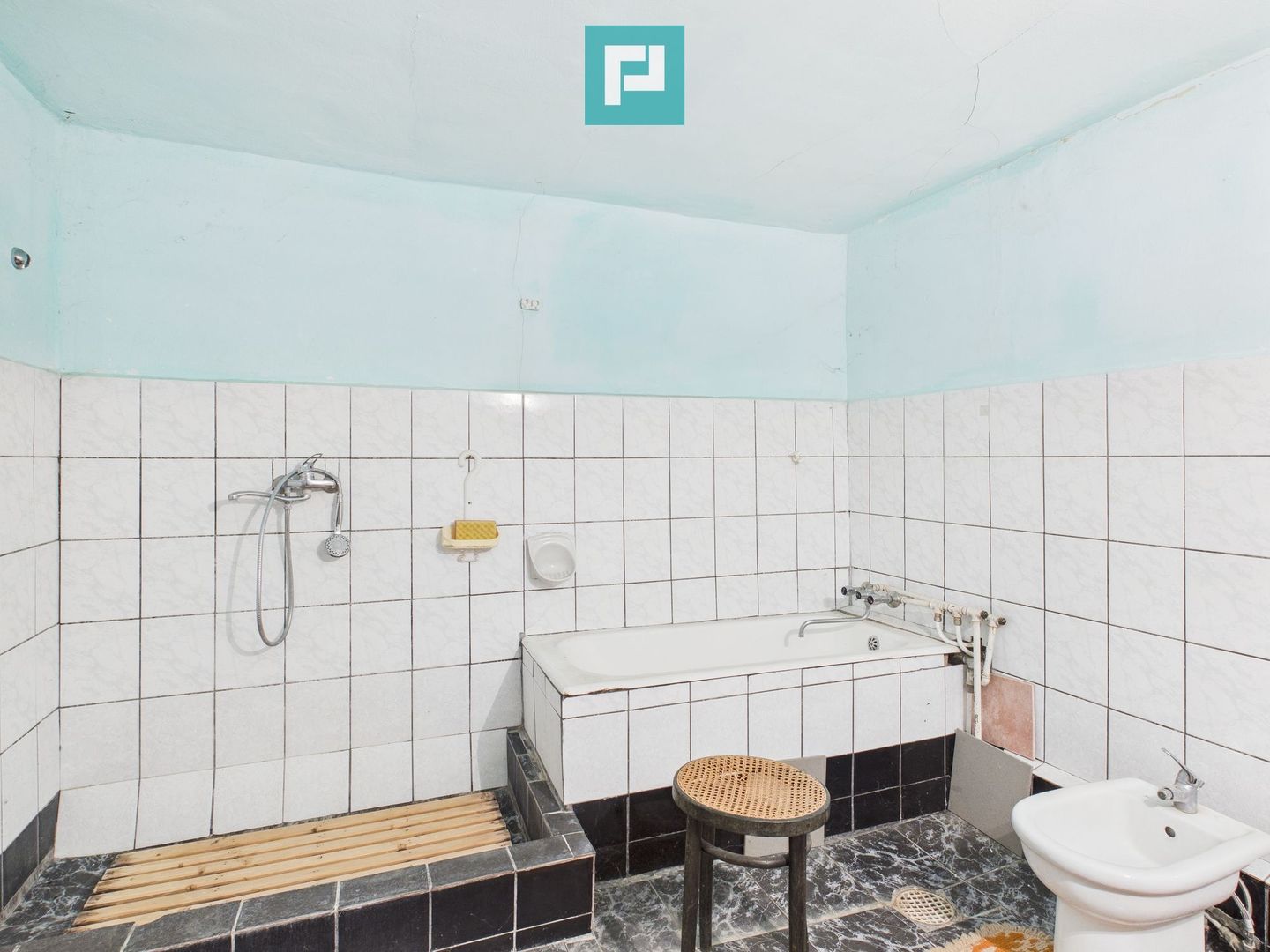 Casă cu 2 corpuri  și 5 camere în Livada - Poză 11