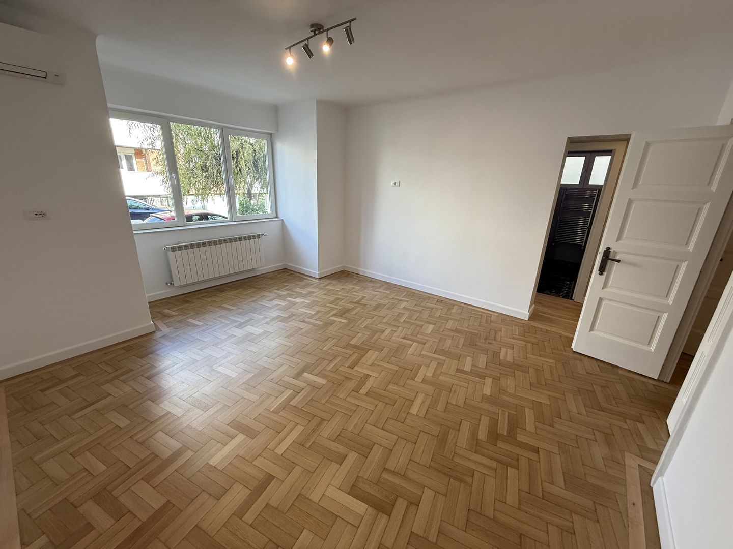 Apartament 2 camere - Zambaccian - Exclusiv birou - Parter vila - Poză 2