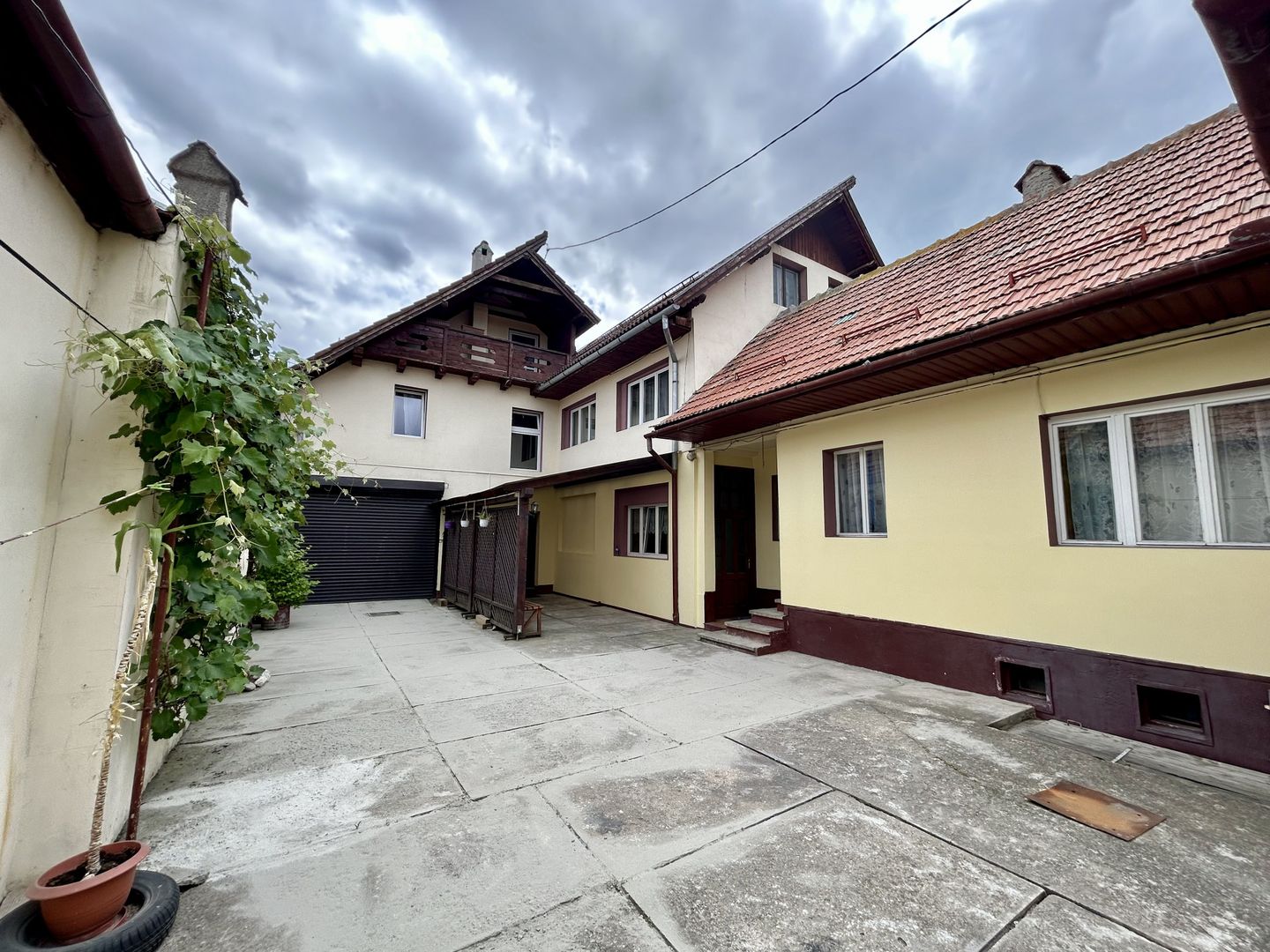 Pensiune cu potențial deosebit, vedere spectaculoasă spre Piatra Craiului - Poză 4