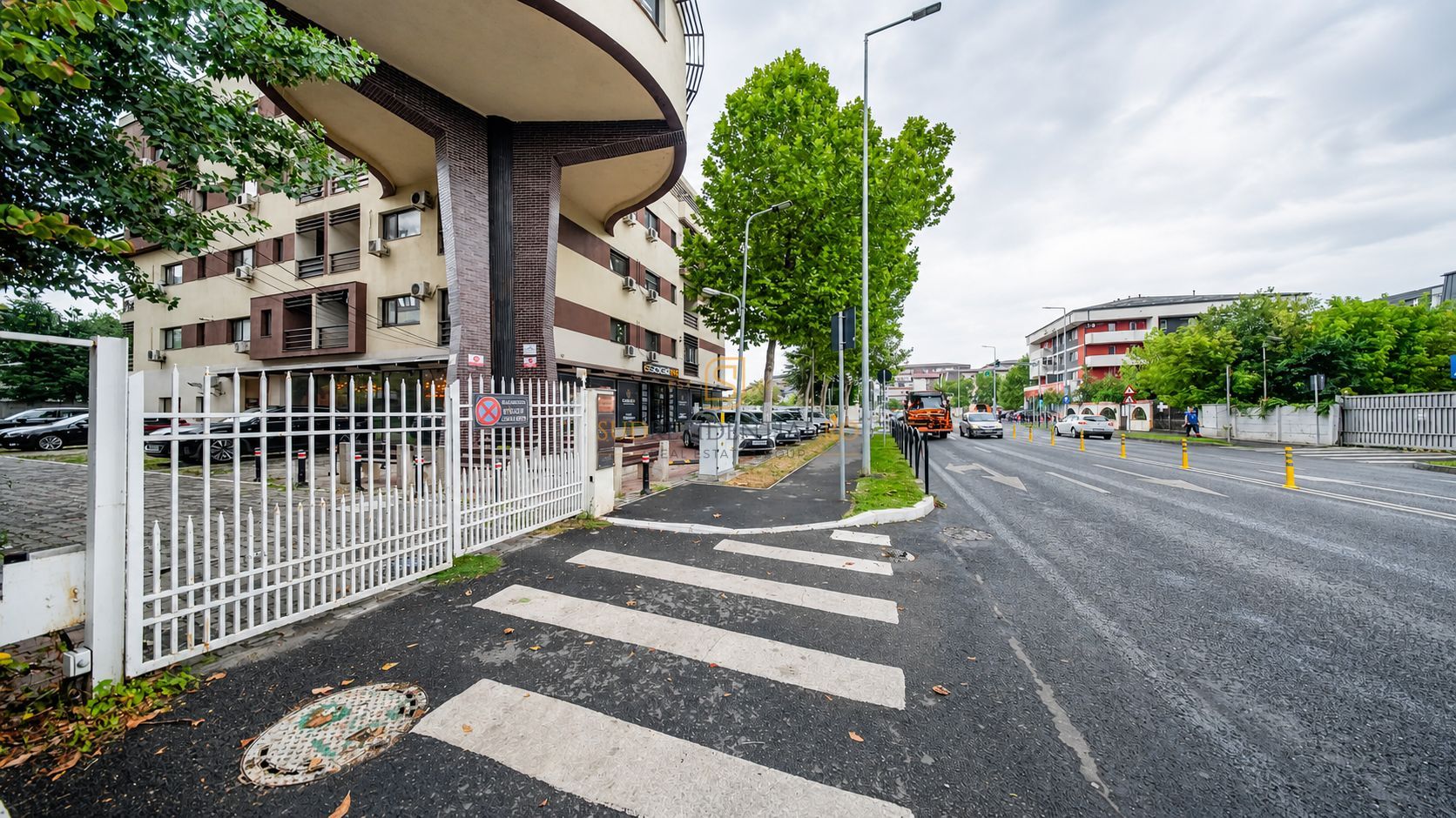 Apartament 3 camere, complet mobilat, decomandat, etaj intermediar - Poză 1