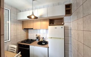 Gars. 31 mp, et 9/10, bloc reabilitat, instalații refăcute, mobilată și utilată - Poză 9