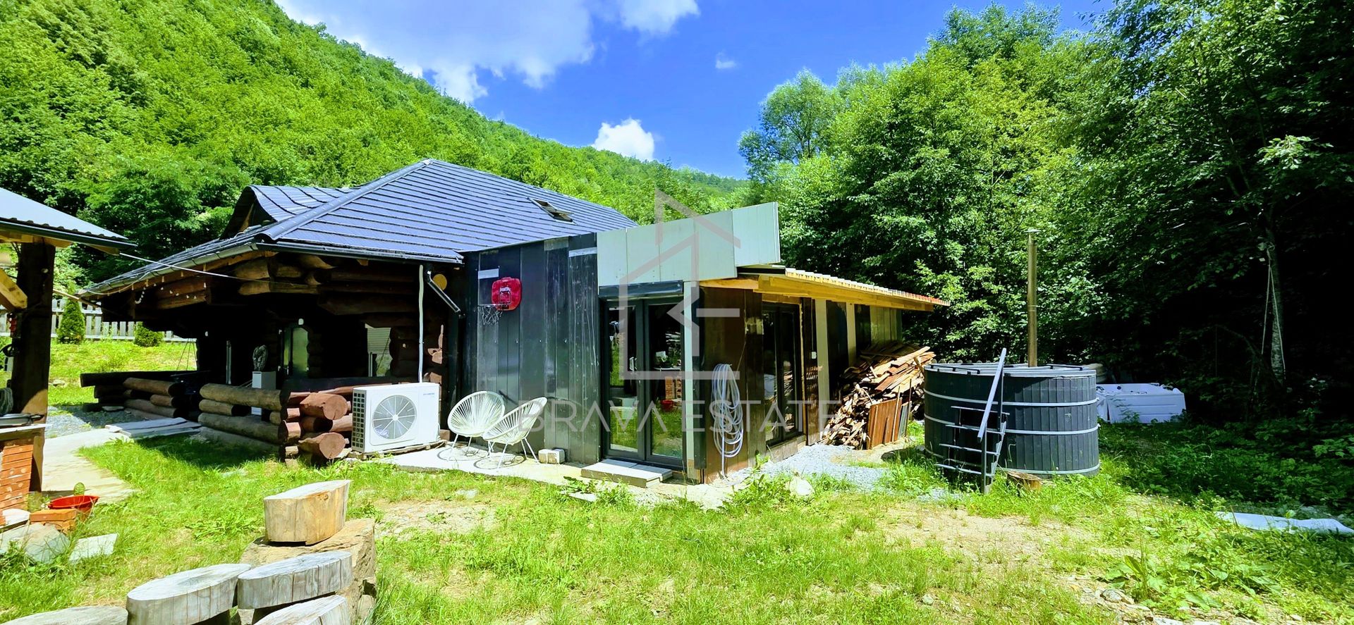 Cabană din lemn rotund, 210mp, ciubăr, jacuzzi, foișor, localitatea Băișoara - Poză 14