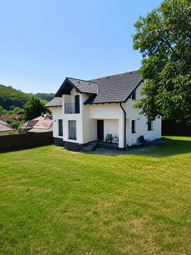 Casă singur în curte, materiale premium Corunca (4camere) - Poză 2