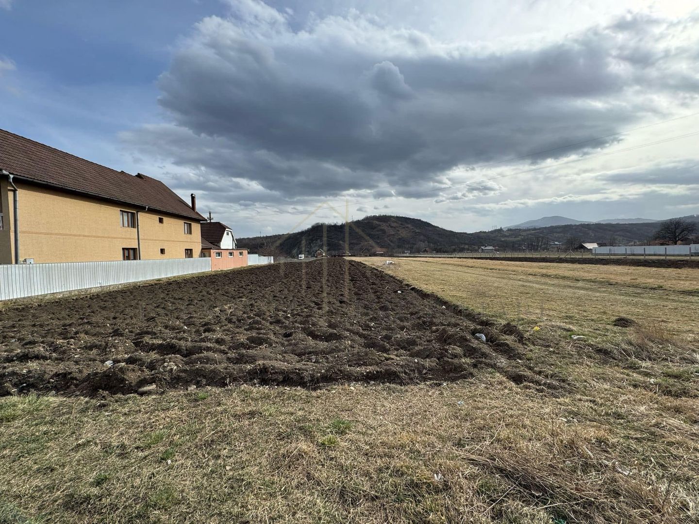 Teren Intravilan – 4.140 mp – Deschidere 18 m – Oituz - Poză 1
