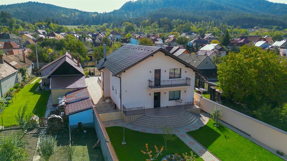 Somptuozitate in stil modern, 2 garaje, 3 terase, totul pe 1.000 mp teren - Poză 9