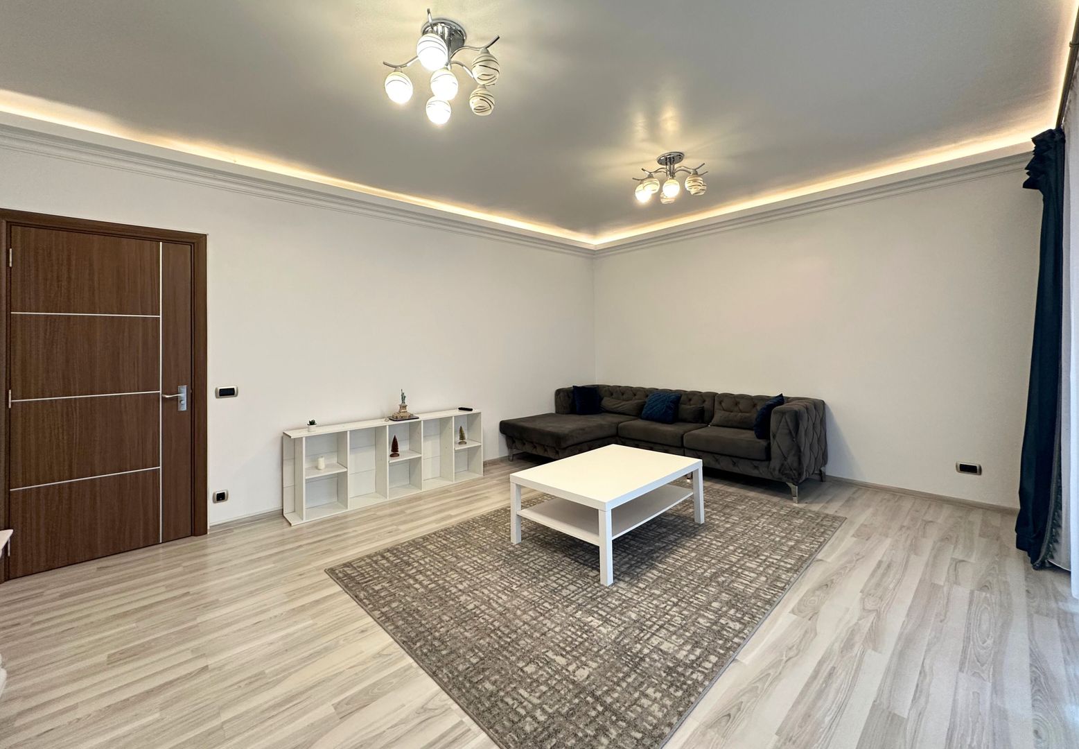 Vând apartament 3 camere 3 minute de Coresi complex ISARAN - Poză 1