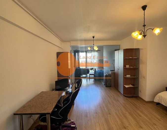 Garsonieră de vânzare – complet mobilată, utilată și cu loc de parcare subteran - Poză 1