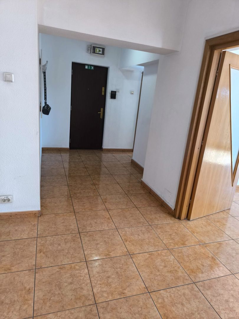 De Inchiriat Apartament 4 camere Nemobilat Piata Unirii Metrou - Poză 6