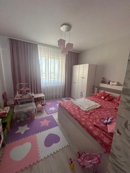 vand  apartament  2 camere utilat si mobilat - Poză 3