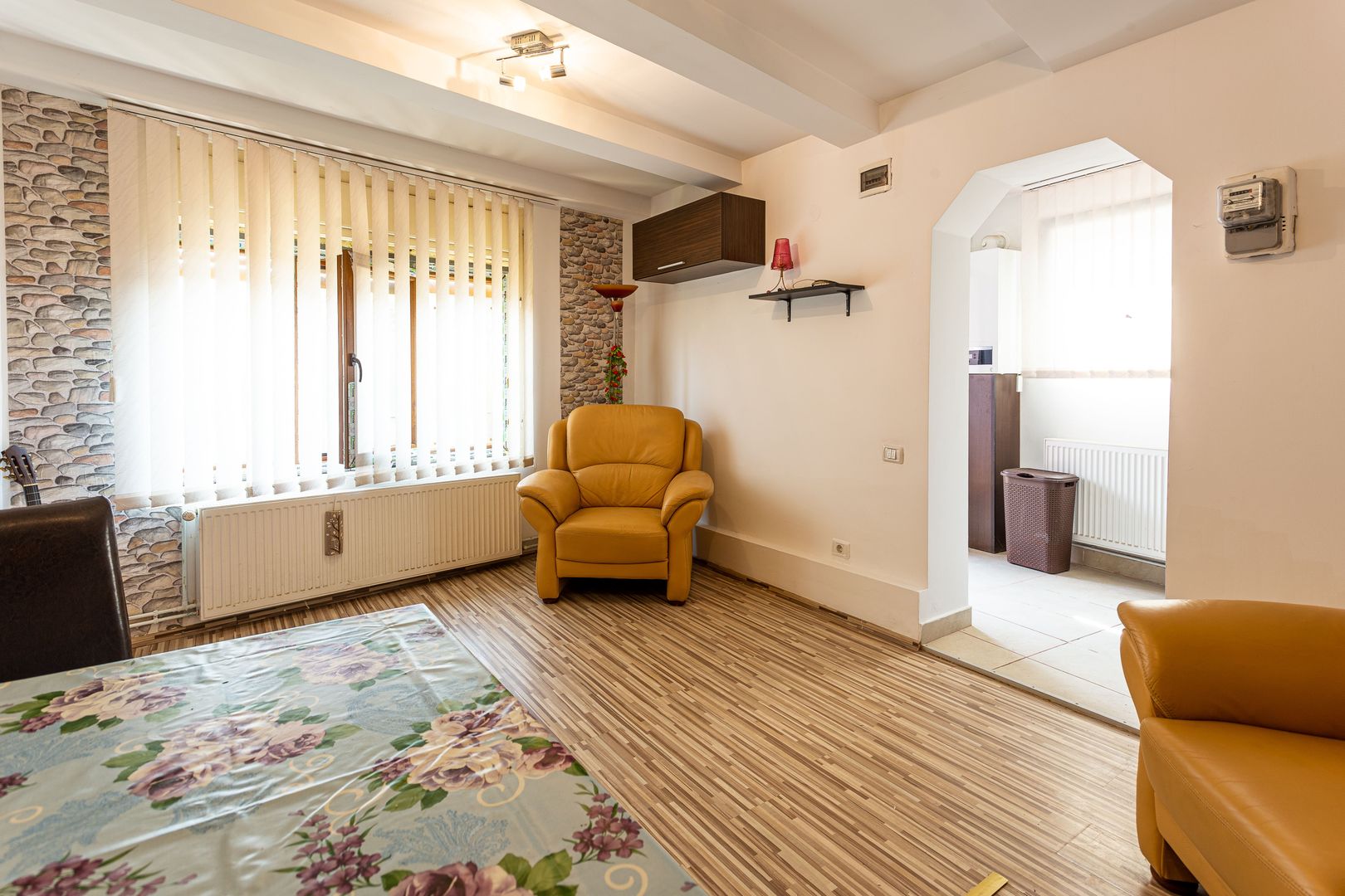 Casă cu 2 camere, renovată, în Bujac - Poză 4