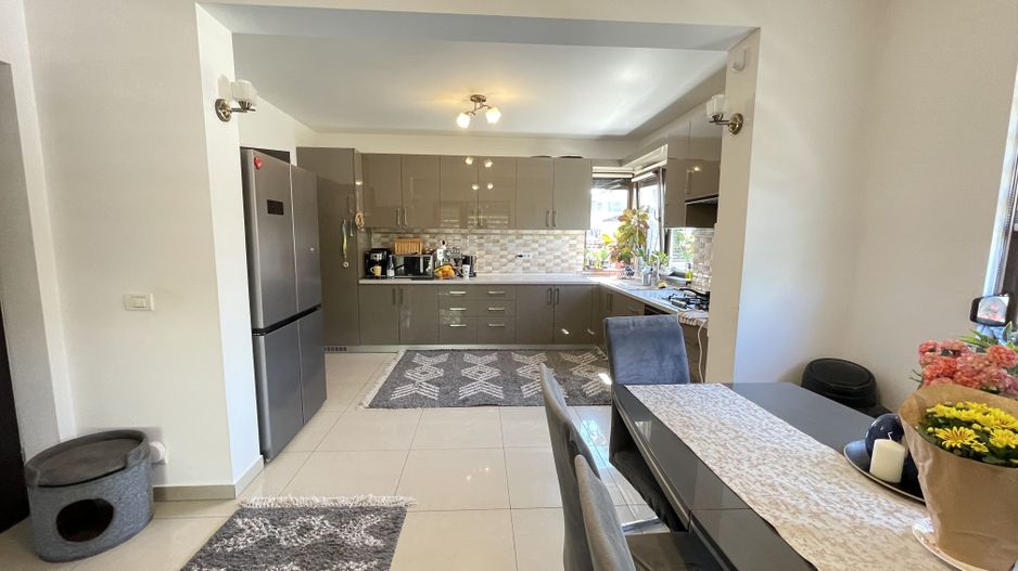 Locuinta eleganta cu finisaje premium - Poză 1