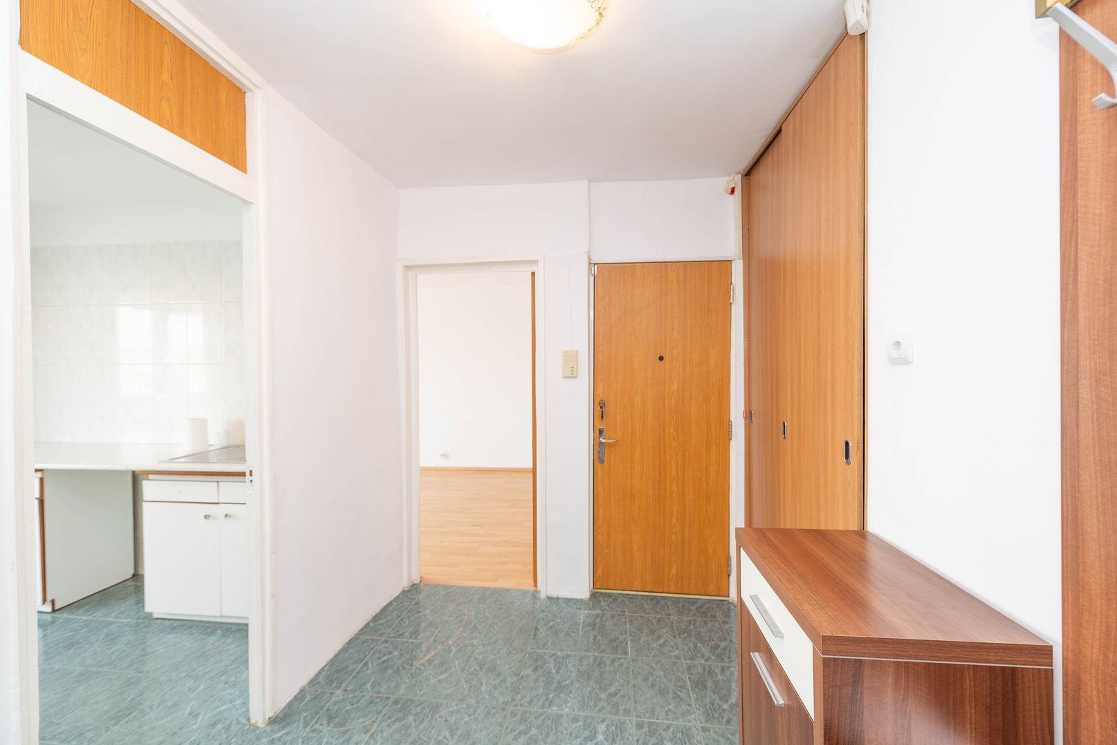Apartament 3 camere de vanzare, decomandat, 2 bai, loc parcare, 1980 - Poză 7