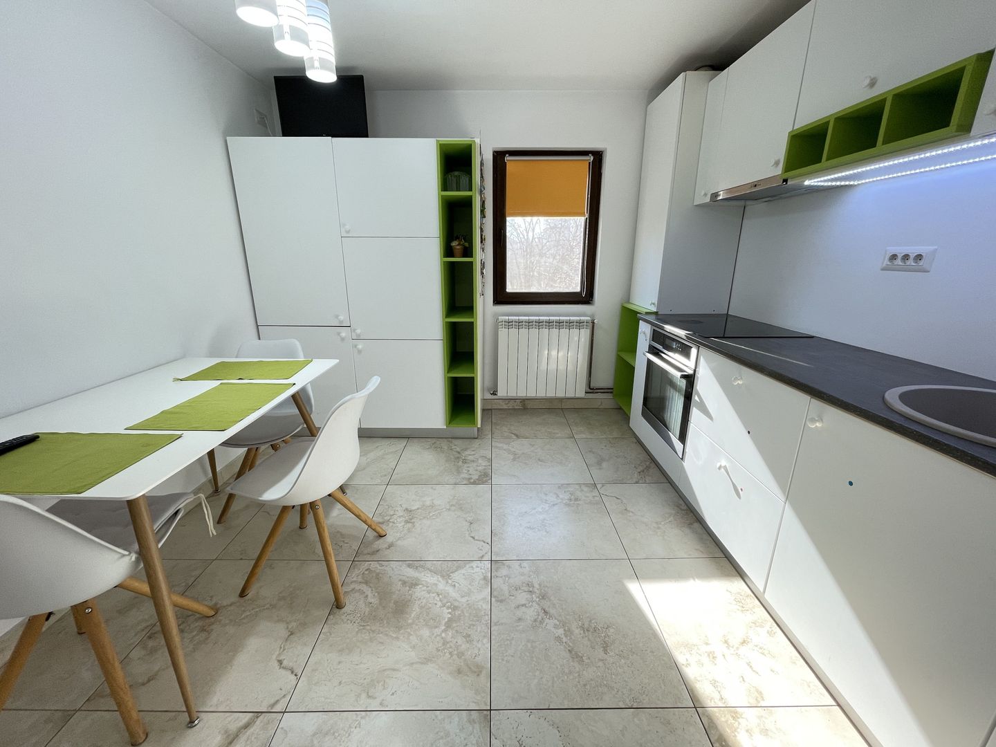 Apartament cu patru camere si garaj in zona Aradului - Poză 5