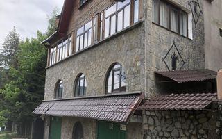 Vila Predeal 500 mp de renovat potential 6 apartamente 3 garaje - Poză 1