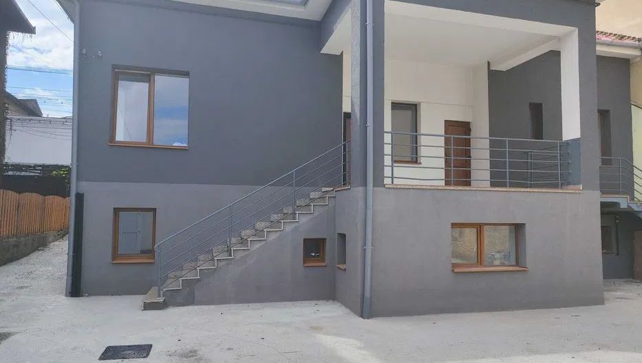 Casa Indiviuala Cu Locuri de Parcare  si Gradina Zona Centrala - Poză 1