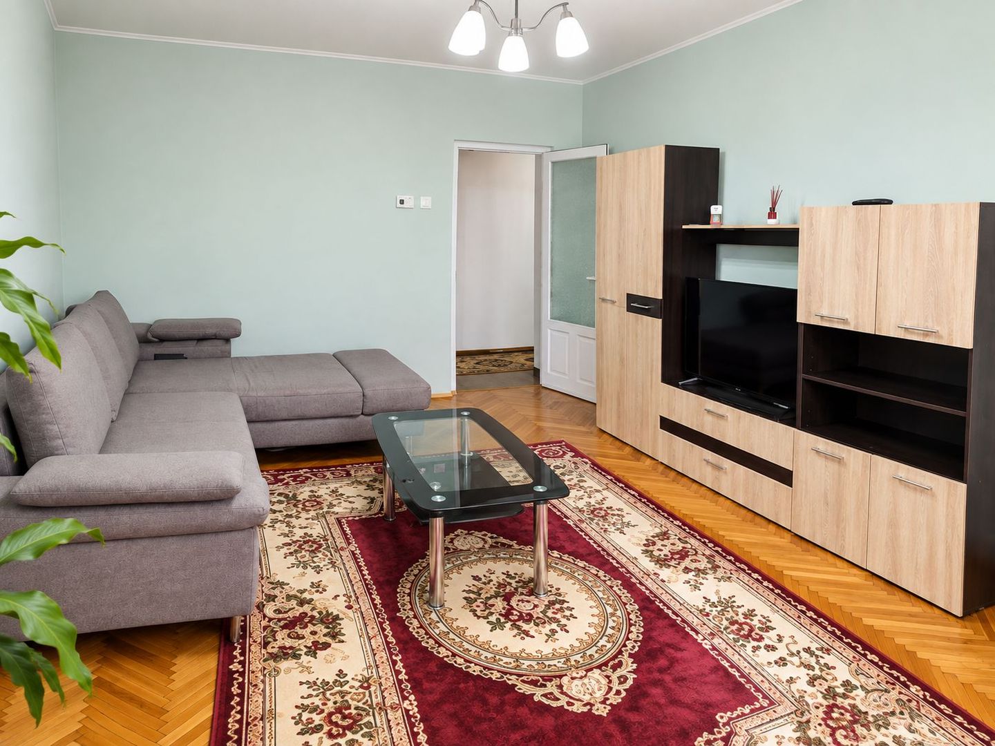 De închiriat | Apartament 3 camere decomandat | Str. Nicolae Iorga - Poză 1