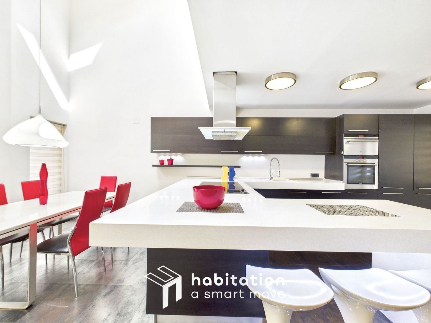 Descoperă eleganța unei case moderne– vizitează prin tur virtual - Poză 6