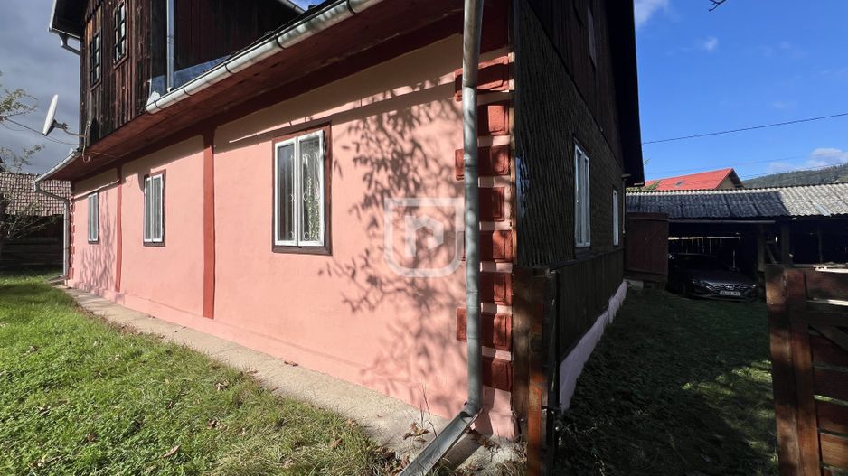 Casa traditional bucovineana la poalele muntilor Bucovinei - Poză 6