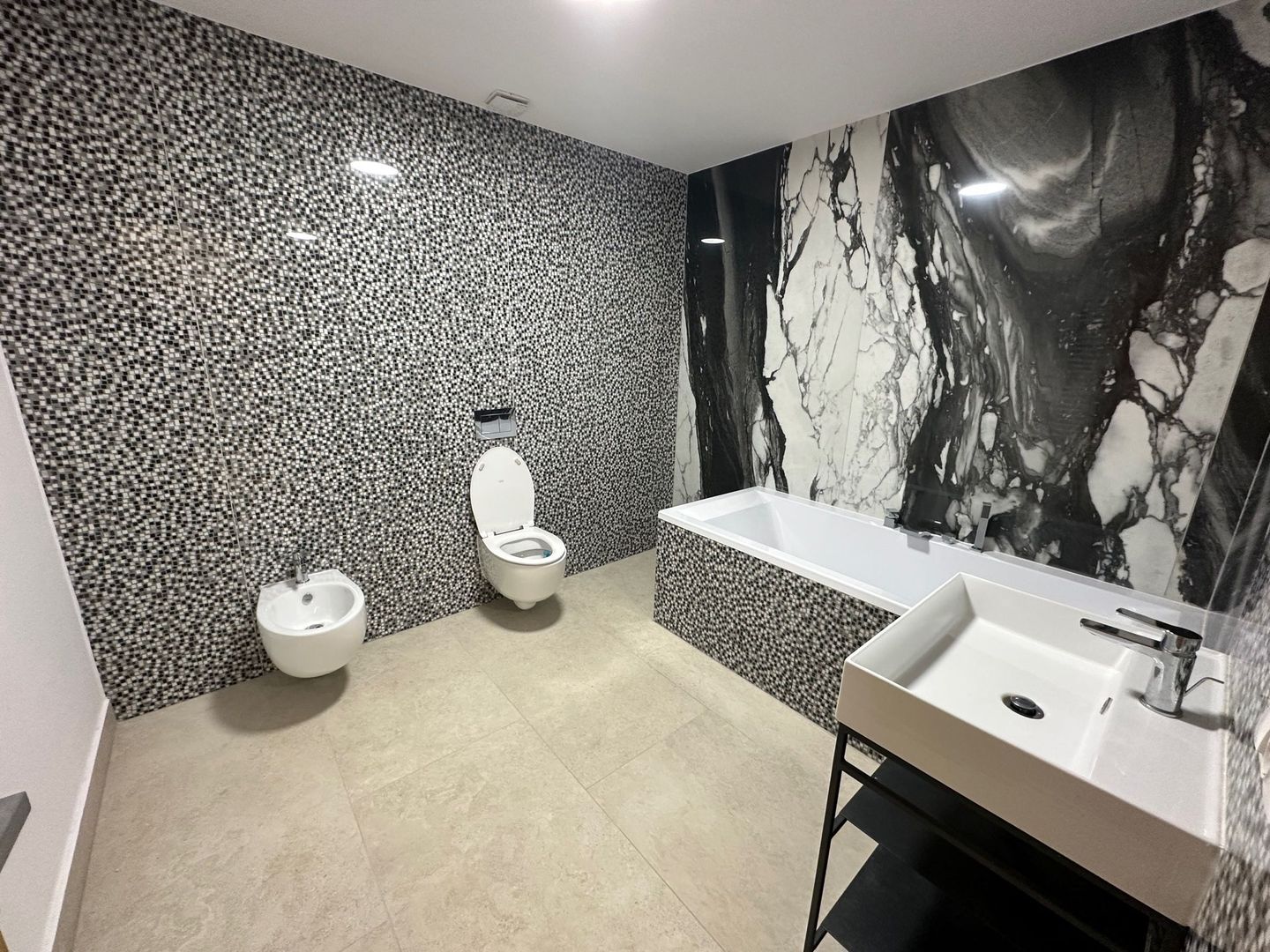 Apartament bloc nou 3 camere - parcare subterana - Poză 12