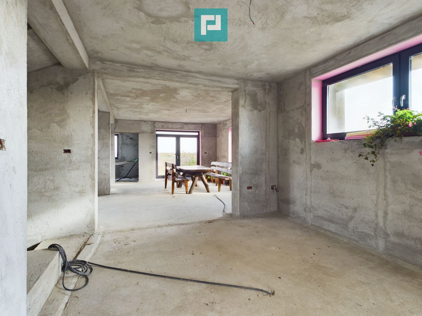 Vilă modernă pe 3 niveluri la gri în Poltura - Poză 11