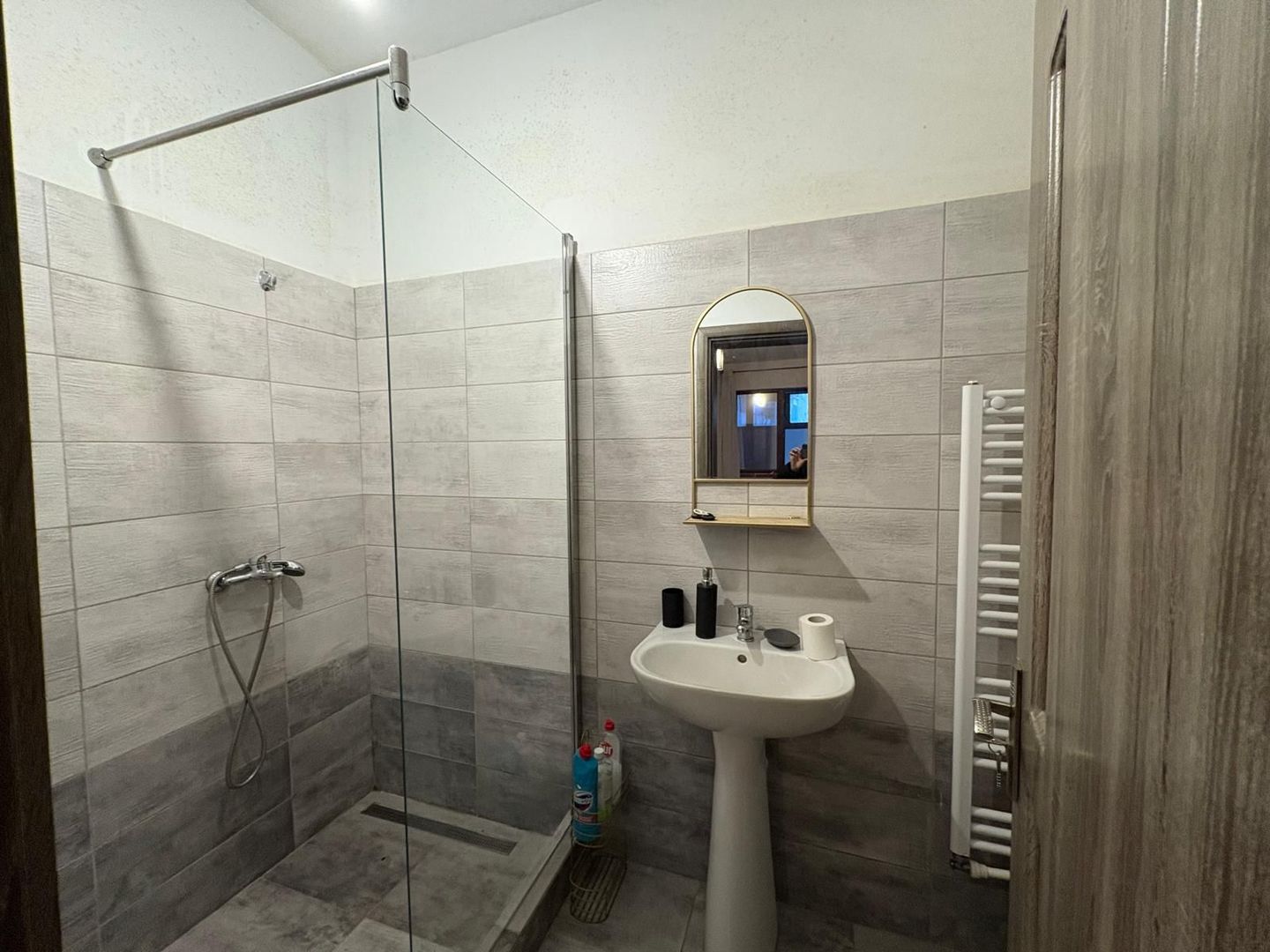 GARSONIERA P-TA RESITA,CENTRALA PROPRIE, MOBILATA/UTILATA, CURATA - Poză 3