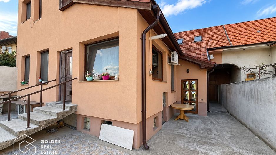 Casa individuala cu garaj si teren 556 mp, str Desseanu - Poză 2