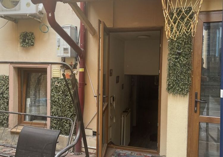 2 vile singur curte unic proprietar - Poză 4