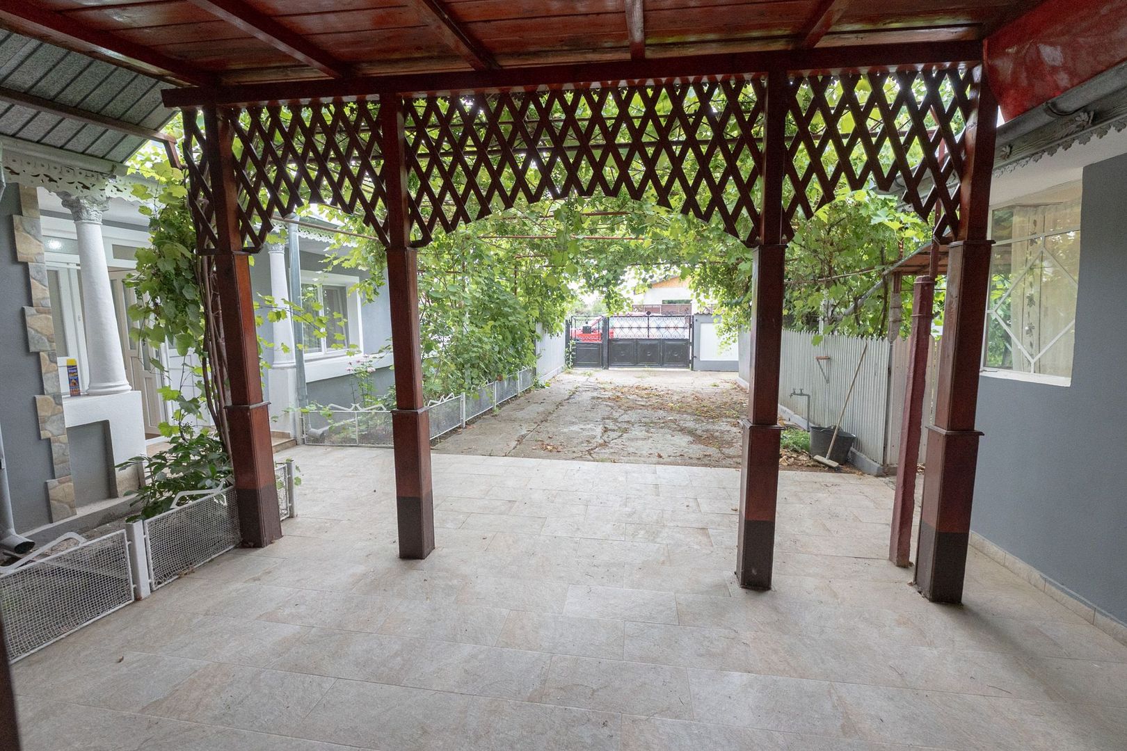 Casă cu 5 camere, complet renovată cu teren 920 mp în Tecuci - Poză 4