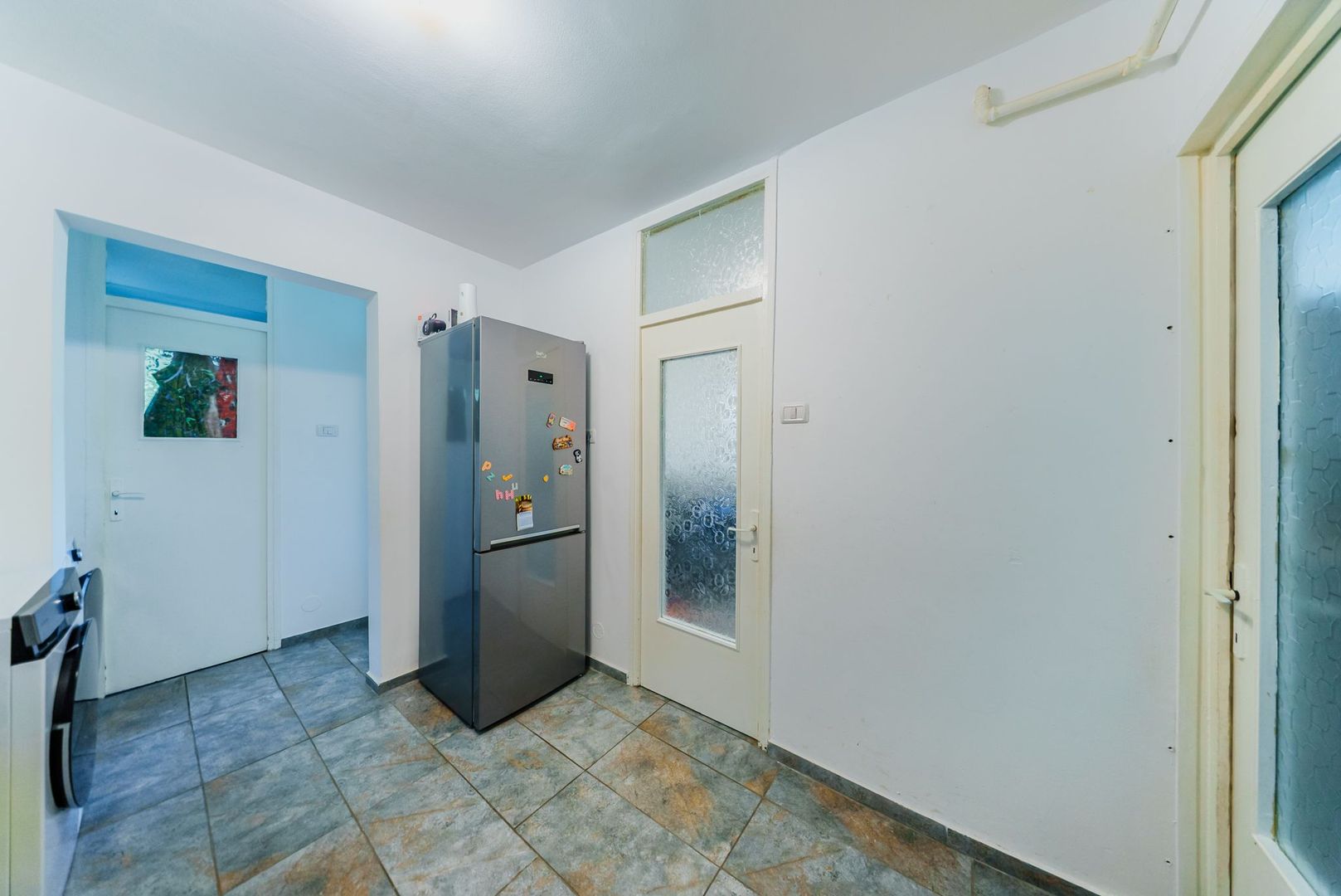 Apartament 2 camere, zona 300, decomandat, etaj 1 - Poză 4