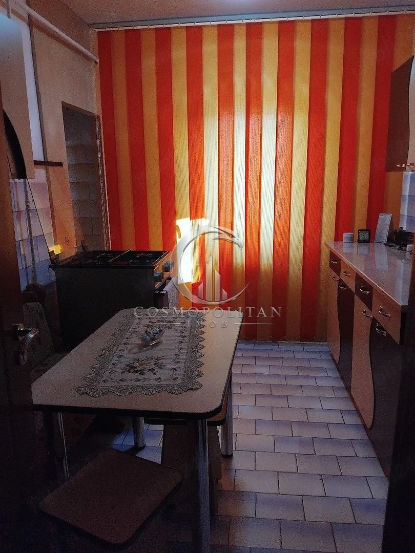 Apartament cu 3 camere ~ zona Rm. Sarat ~ etaj 3din4 ~ confort 1 - Poză 3