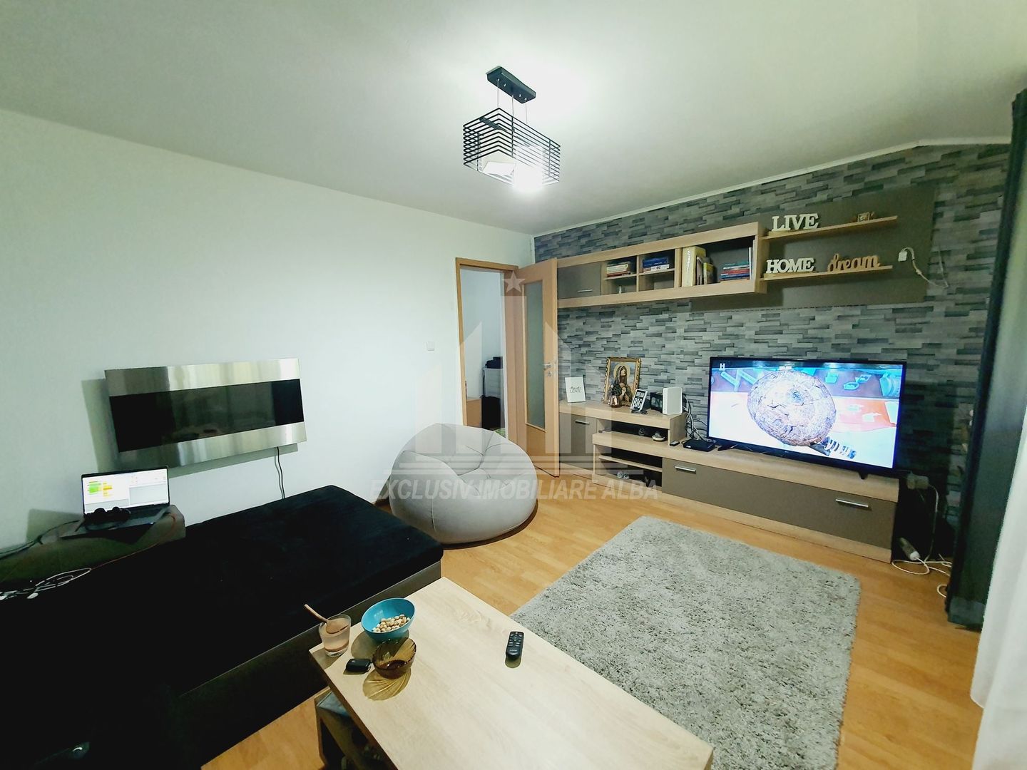 Apartament 3 camere in Cetate cu loc de parcare, curte si boxa - Poză 1