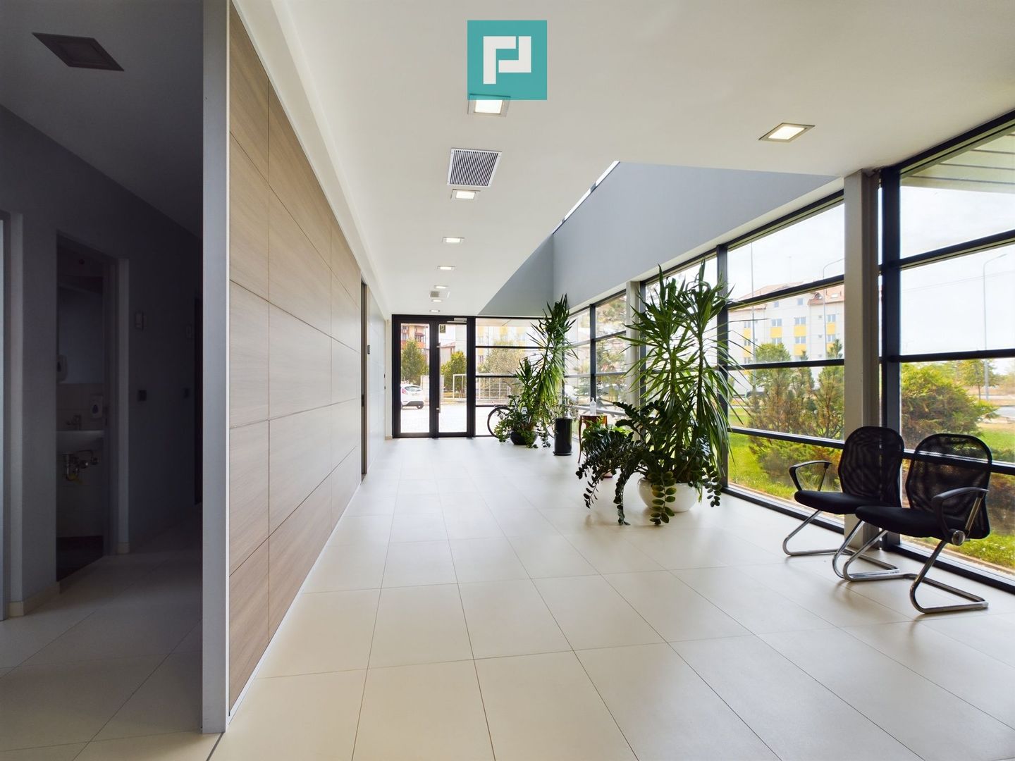 Clădire modernă pentru birouri 340 mp - Poză 20