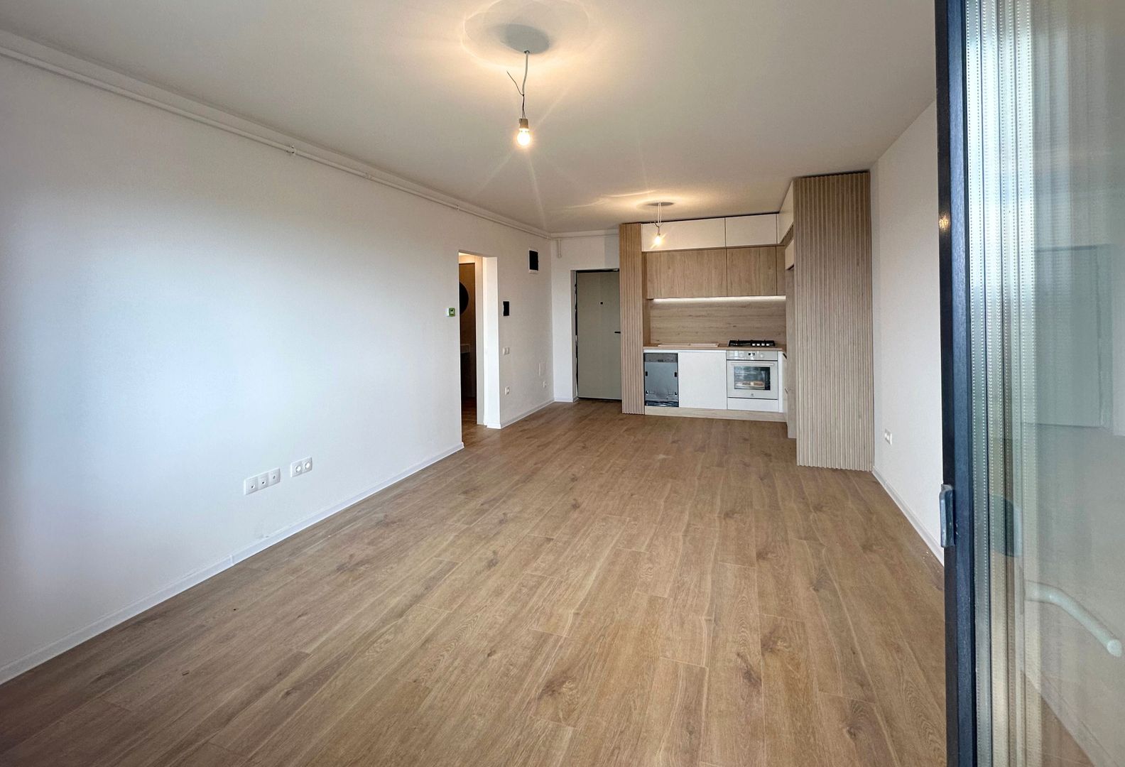 Apartament tip studio cu bucătăria mobilată zona Coresi Brasov - Poză 1