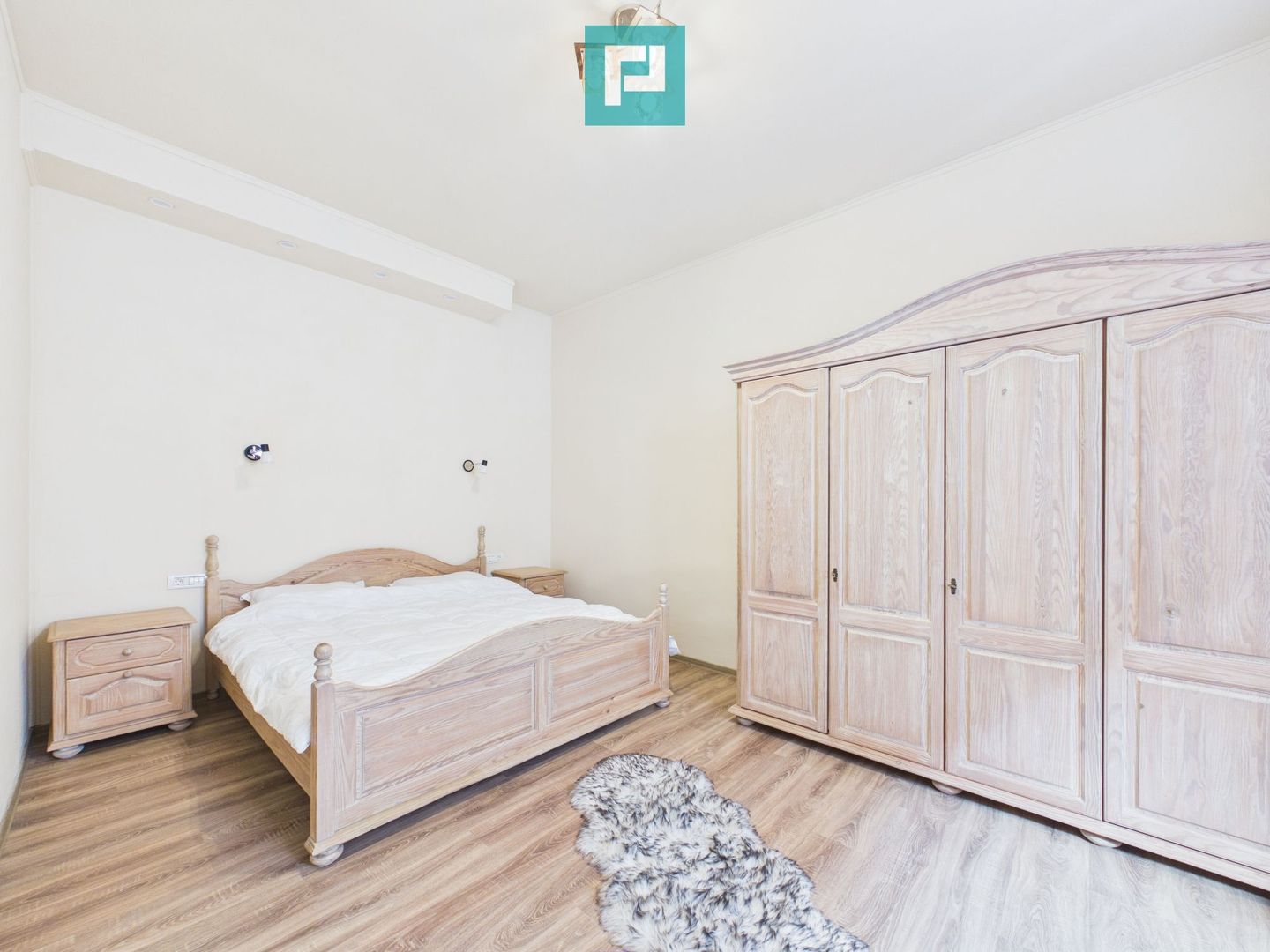 Apartament ultracentral, renovat, cu garaj - Poză 4