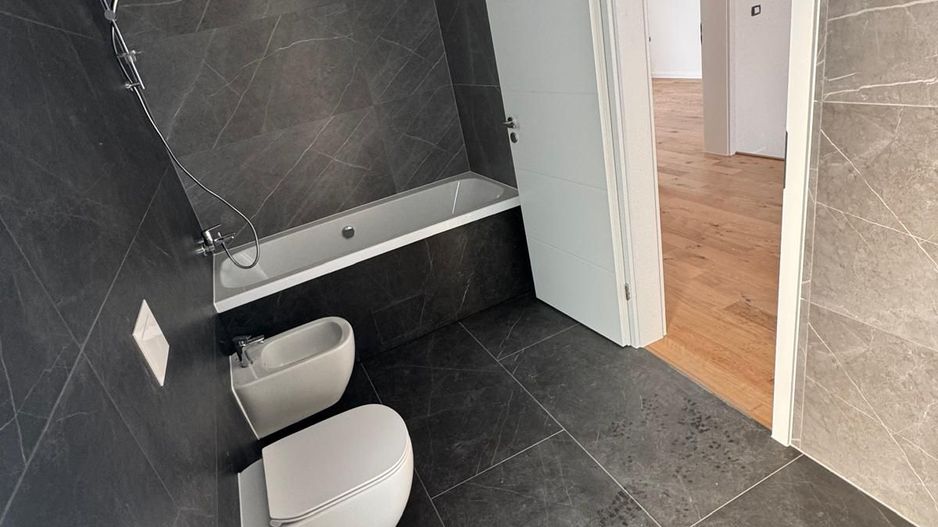 Duplex despărțit prin perete dublu/ Garaj - Poză 19
