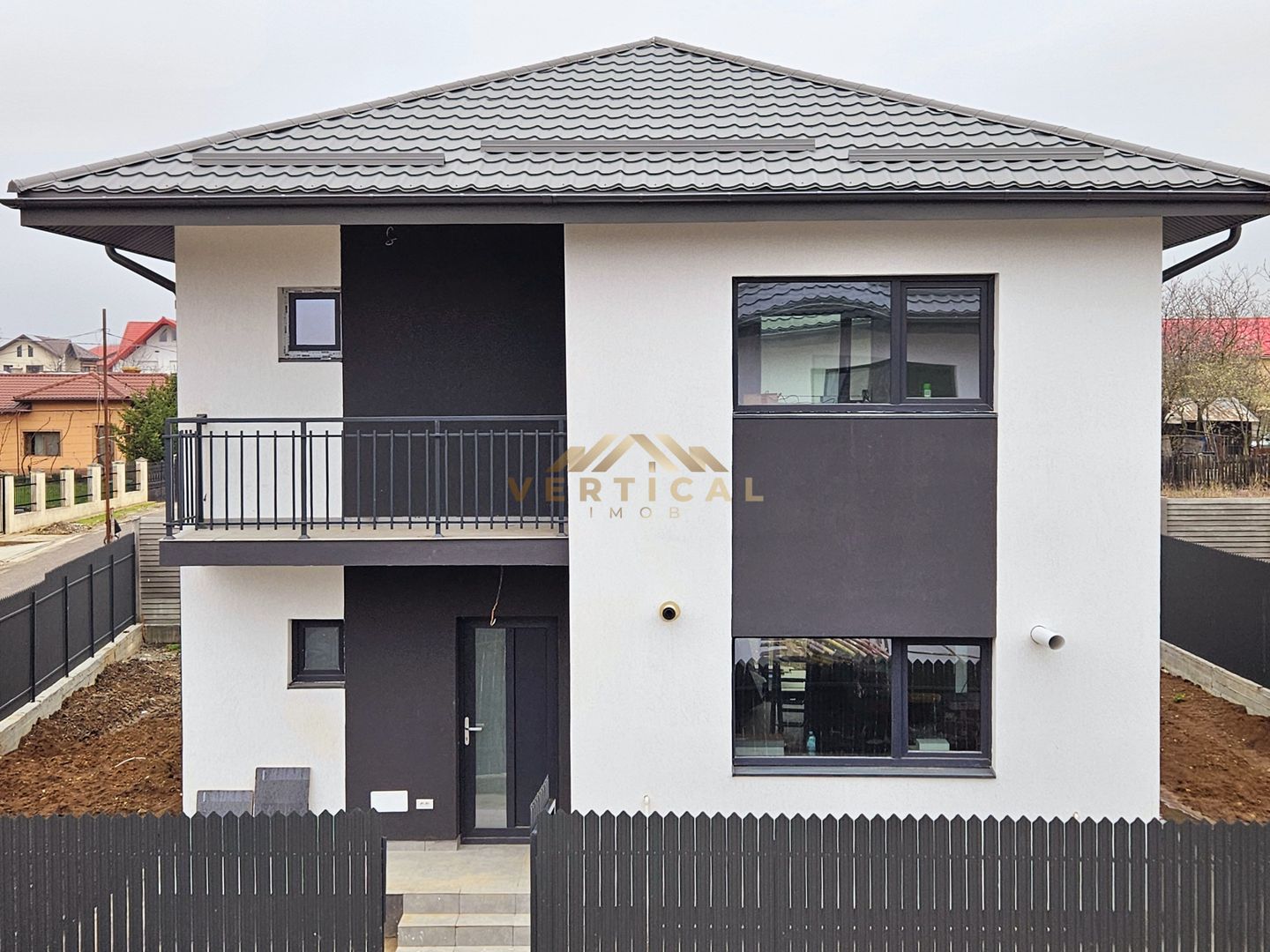 Casa 4 camere | 3 bai | centrul comunei Berceni - Poză 1